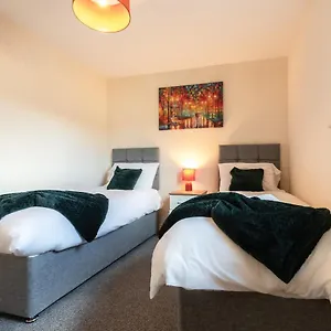 Apartment Centre Comfort: Spacious 2-bed With Smart Tvs And Secure Parking, Southampton