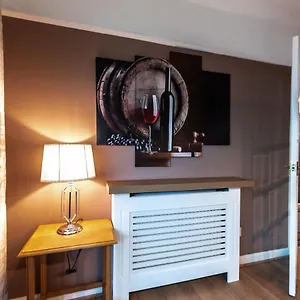 https://cheerful-3-bedroom-douglas-house-with-patio.tophotelsbath.com